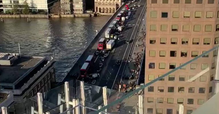 Συναγερμός στη γέφυρα του Λονδίνου μετά από πυροβολισμούς