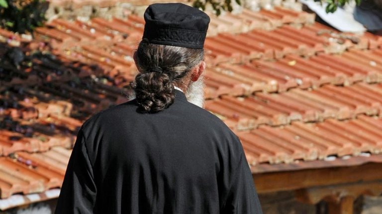 Ιερέας κατηγορείται ότι ασέλγησε σε ανήλικες