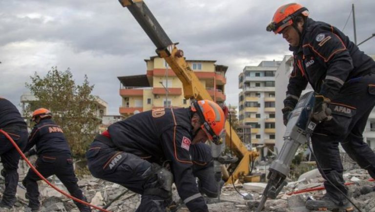 Αλβανία: Στους 50 ο αριθμός των νεκρών