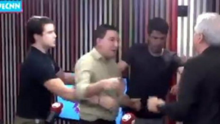 Ξύλο σε ραδιοφωνικό στούντιο (video)