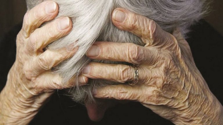 Απείλησαν ηλικιωμένη πως θα την πυρπολήσουν
