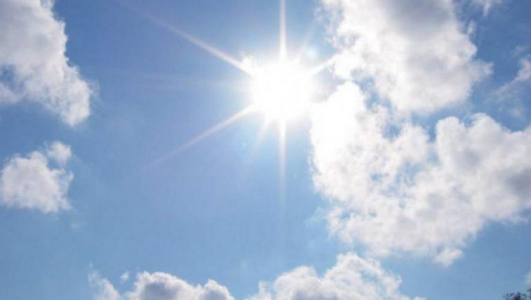 Καιρός: Λιακάδα, ζέστη και τοπικές βροχές την Κυριακή
