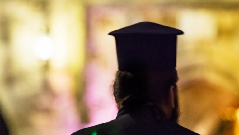 Κρήτη: Ιερέας έβγαλε… όπλο!