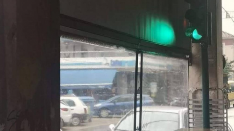 Πάτρα: Φανάρι βρίσκεται μέσα σε… καφετέρια! (pic)