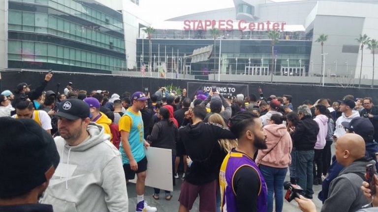 Λαϊκό προσκύνημα στο Staples Center για τον Κόμπι