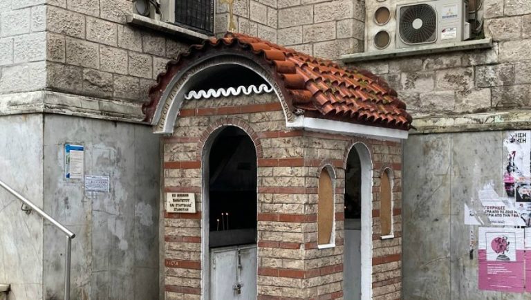 Θεσσαλονίκη: Ιερόσυλοι βανδάλισαν την εικόνα της Παναγίας (pic)