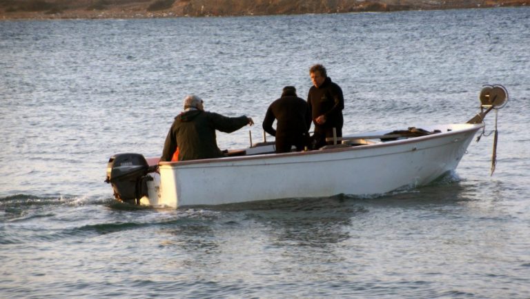 Τούρκοι λιμενικοί βγάζουν όπλο σε Έλληνες ψαράδες!