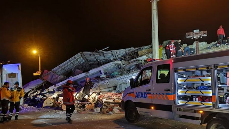 Τουρκία: Στους 19 οι νεκροί, 30 εγκλωβισμένοι στα χαλάσματα
