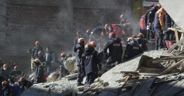 Σεισμός στην Τουρκία: Αυξάνονται οι νεκροί
