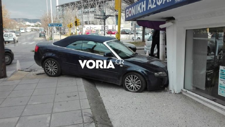 Ι.Χ. έπεσε σε τοίχο, δίπλα στο γήπεδο της Τούμπας (video)