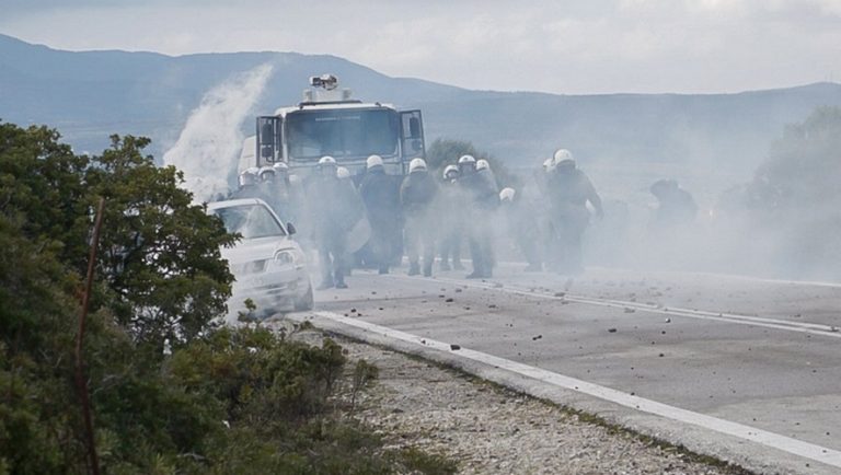 Λέσβος: Άντρες των ΜΑΤ καταστρέφουν αυτοκίνητα ντόπιων