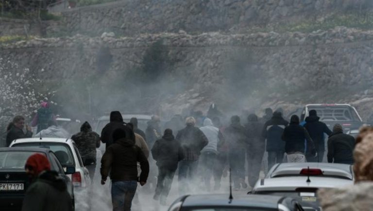 ΜΑΤατζήδες – χούλιγκαν έσπαγαν αυτοκίνητα φωνάζοντας «Τουρκόσποροι» (videos)