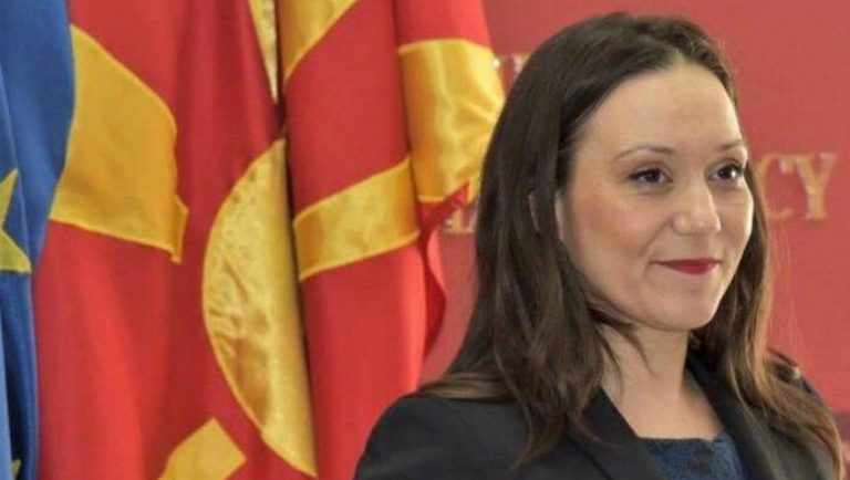Αποπομπή για την υπουργό με την πινακίδα «Μακεδονία»