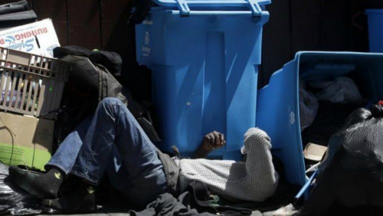 Πλούσιος πρότεινε σε άστεγους να μείνουν στην έπαυλή του