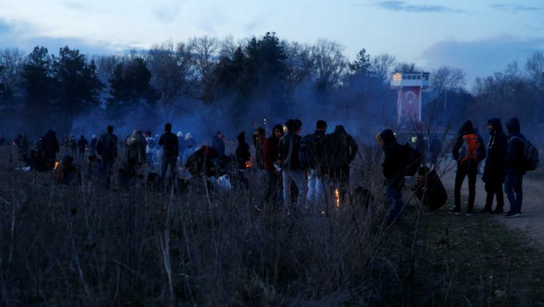 Μετανάστες άναψαν φωτιά στα τουρκικά σύνορα, πίσω από τον φράχτη (vid)