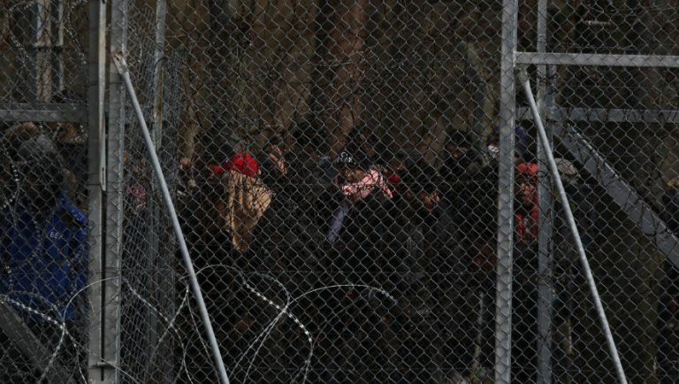Έβρος: Μεγαλώνουν τον φράχτη στα σύνορα