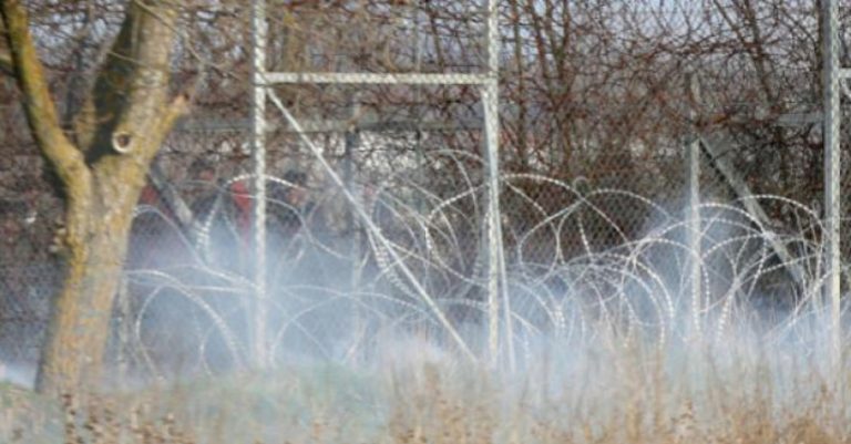 Μετανάστες κόβουν συρματοπλέγματα και προσπαθούν με σχοινιά να ρίξουν τον φράχτη