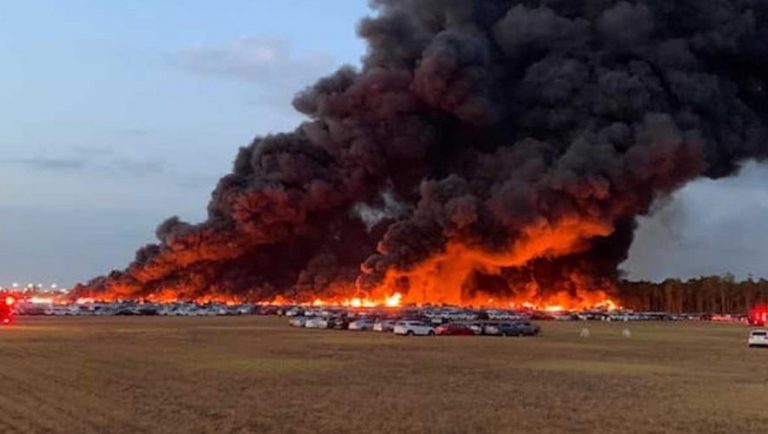 Πυρκαγιά καταστρέφει 3.500 αυτοκίνητα