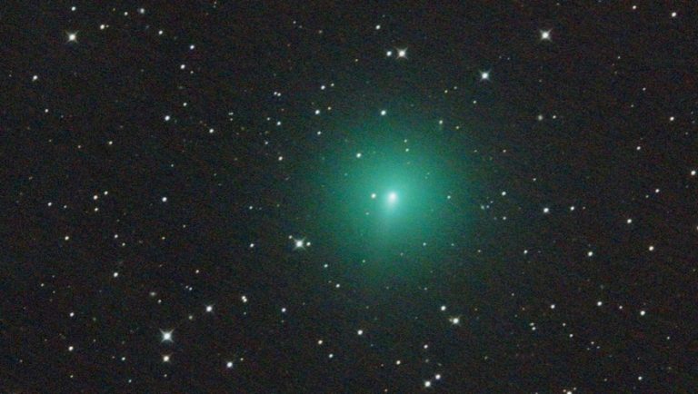Κομήτης «Άτλας»: Πλησιάζει τη Γη ενώ διασπάται σε κομμάτια