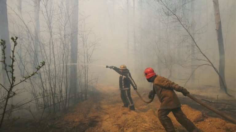 Τσερνόμπιλ: Μόλις πέντε χιλιόμετρα από τον πυρηνικό σταθμό η πυρκαγιά