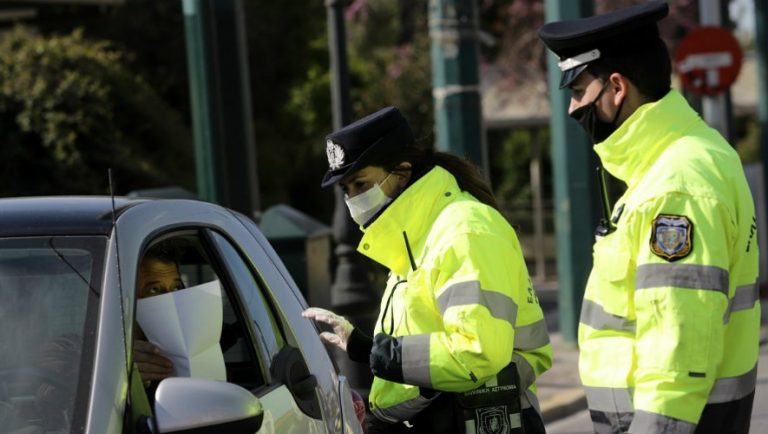 Κορωνοϊός: Περιπολίες έξω από εκκλησίες και μπλόκα στους δρόμους