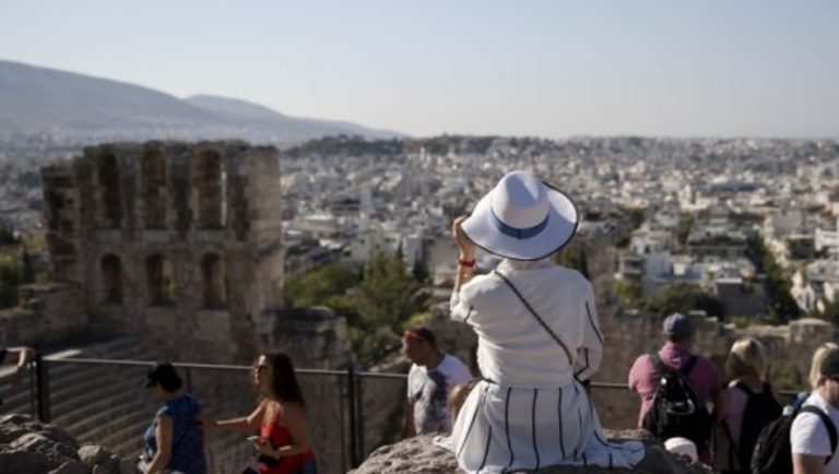 «Οι Έλληνες αποφασίζουν για τις διακοπές μας»