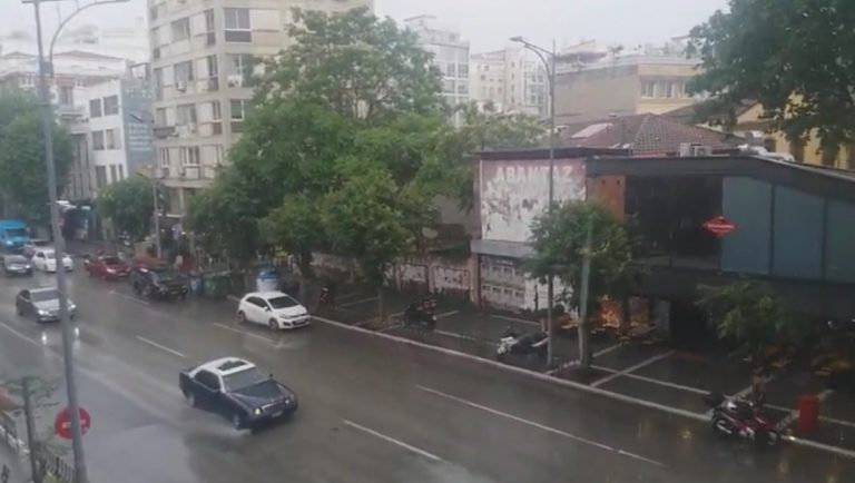 Έντονη χαλαζόπτωση στο κέντρο της Θεσσαλονίκης
