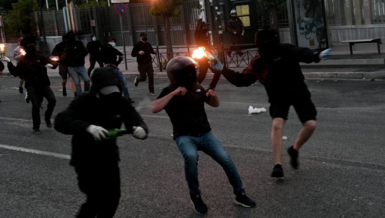 Μολότοφ και δακρυγόνα στο κέντρο της Αθήνας
