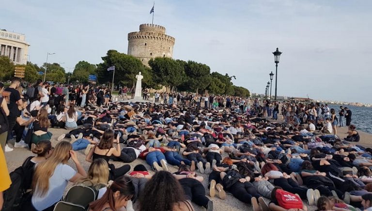 Θεσσαλονίκη: Εντυπωσιακή διαμαρτυρία για τον Φλόιντ