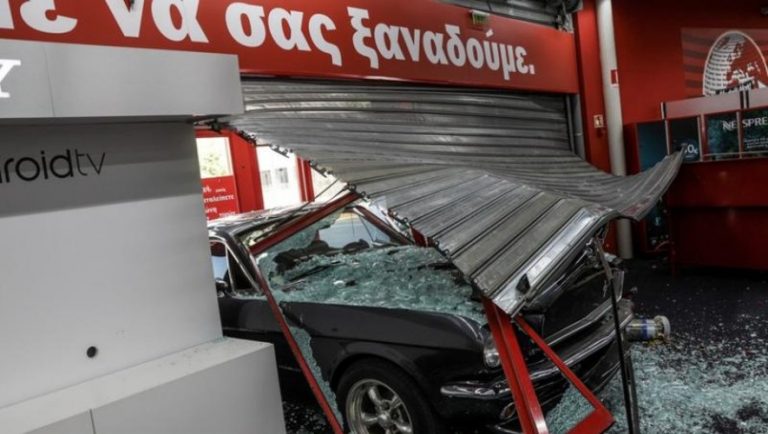 Θεσσαλονίκη: «Μπούκαρε» με κλεμμένο ΙΧ σε κατάστημα!