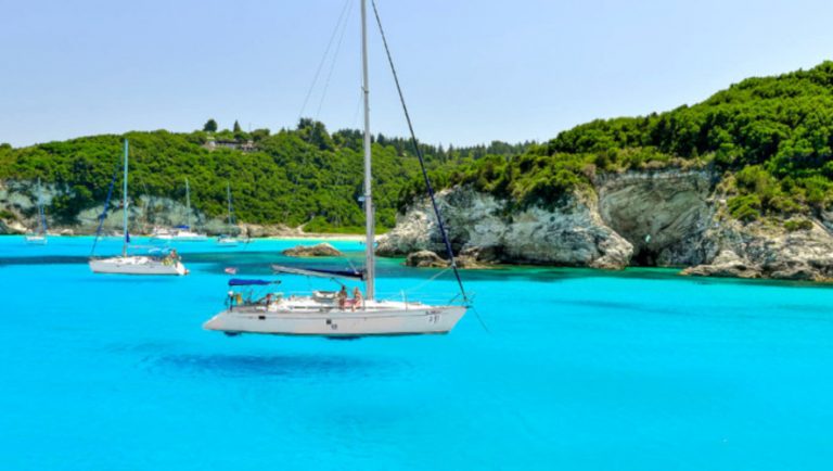 Το ελληνικό νησί με τις ωραιότερες «κρυμμένες» παραλίες (pics)