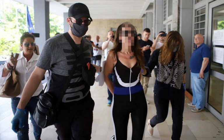 Στο Ψυχιατρείο η παρουσιάστρια που έριξε νερό στον Χαρδαλιά