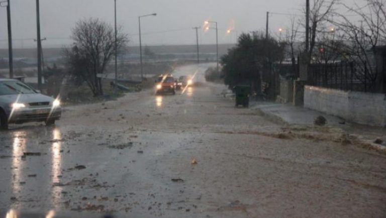 Θεσσαλονίκη: Τέσσερα άτομα εγκλωβίστηκαν στο αυτοκίνητο