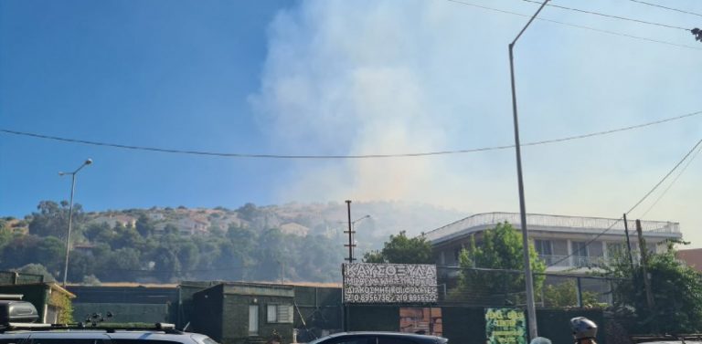 Φωτιά στη Βάρη: Μεγάλη επιχείρηση της Πυροσβεστικής