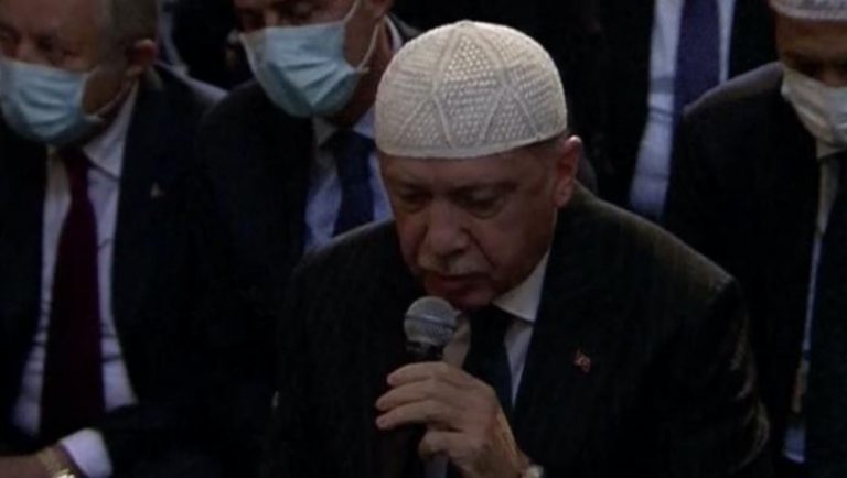 Απόσπασμα από το Κοράνι διάβασε ο Ερντογάν (video)