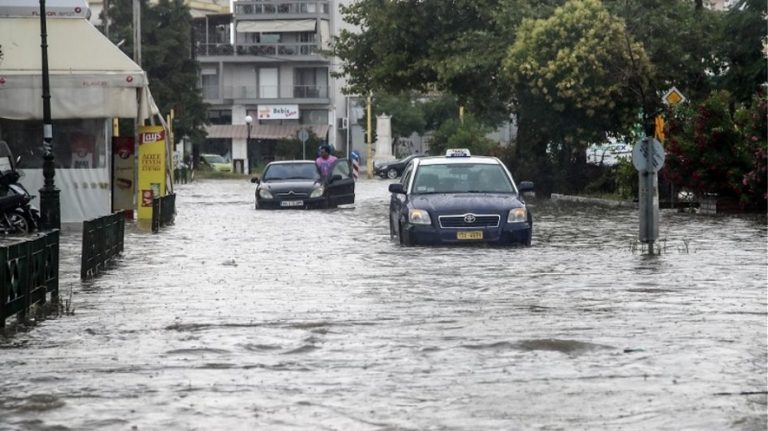 Σε εξέλιξη η κακοκαιρία: Καταιγίδες και χαλάζι στη χώρα
