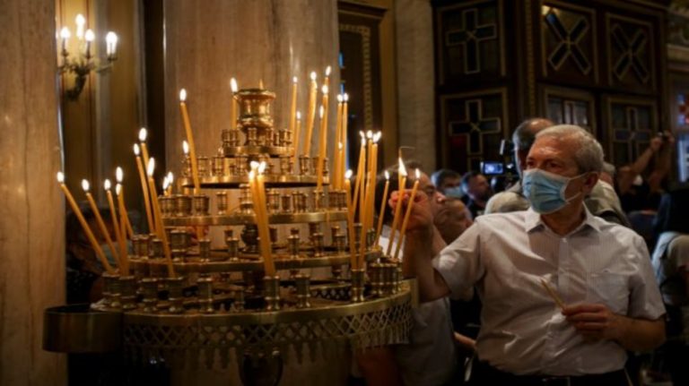 Πιστή χωρίς μάσκα επιτέθηκε σε αστυνομικούς!