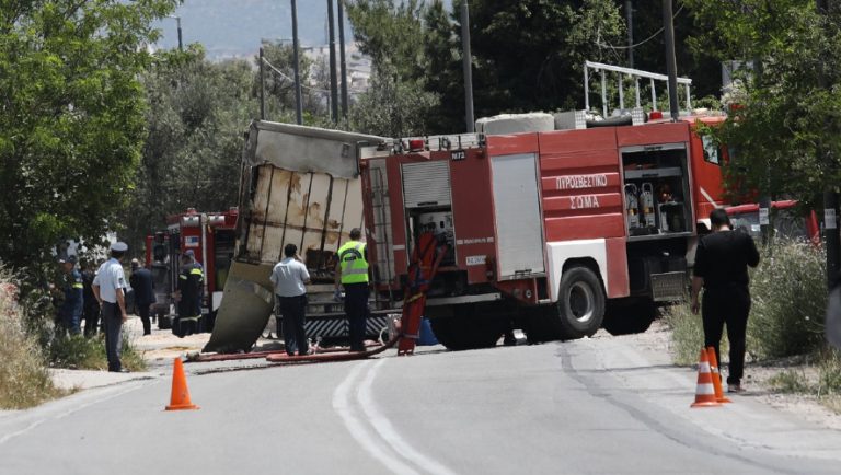 Σύγκρουση ΙΧ με φορτηγό έξω από τη Θεσσαλονίκη!