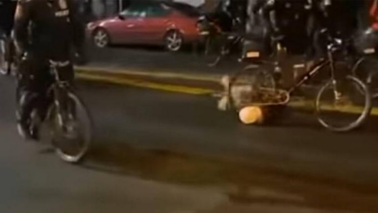 Αστυνομικός πατά με ποδήλατό διαδηλωτή στο κεφάλι! (video)