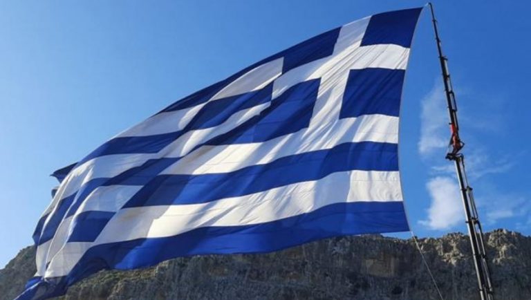 Καστελόριζο: Κρήτες ύψωσαν τη μεγαλύτερη ελληνική σημαία!