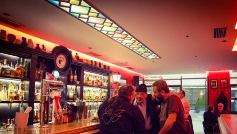 Θεσσαλονίκη: Ιδιοκτήτης μπαρ κλείδωσε για να μην τον γράψουν!