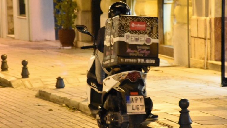 Συγκέντρωση διαμαρτυρίας από τους διανομείς φαγητού