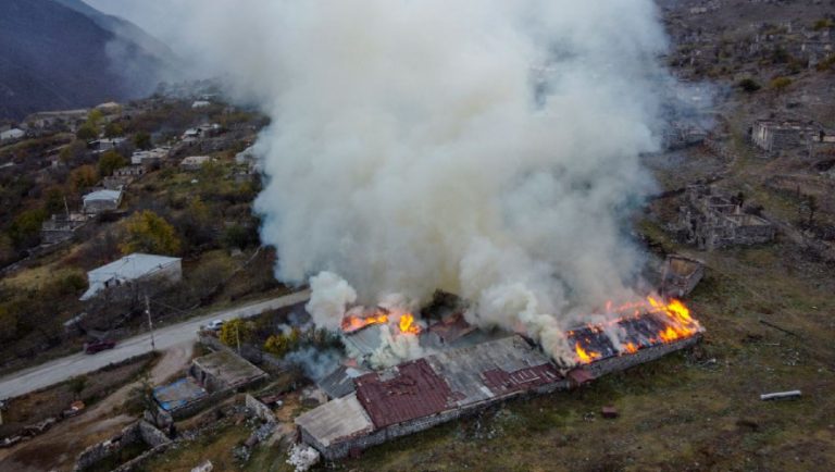 Αρμένιοι καίνε τα σπίτια τους! (pics)