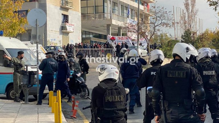 Θεσσαλονίκη: Αντιεξουσιαστές με κράνη και ρόπαλα στις φοιτητικές εστίες
