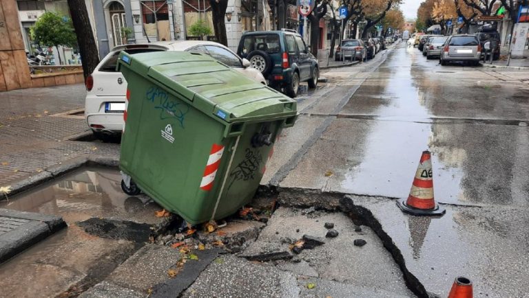 Θεσσαλονίκη: Υποχώρησε μέρος του οδοστρώματος (pics)