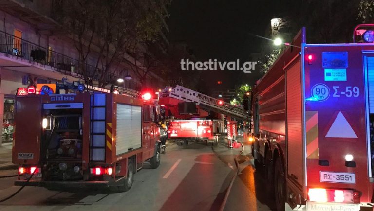 Στις φλόγες δύο διπλοκατοικίες στη Θεσσαλονίκη