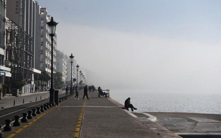 Θεσσαλονίκη: Αυτοκίνητο τυλίχθηκε στις φλόγες εν κινήσει στην παραλιακή (vid)