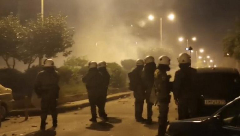 Σοβαρά τραυματίας αστυνομικός στη Νέα Σμύρνη (videos)