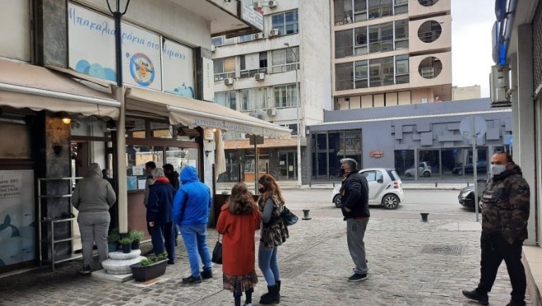 Θεσσαλονίκη: Ουρές για… μπακαλιάρο (pics)