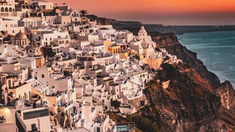 Σαντορίνη: Το μαγικό έθιμο του Πάσχα στο χωριό Πύργος (video)